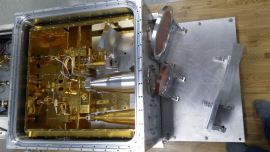 천문연이 개발한 초소형 광대역 3채널 동시 관측 우주전파 수신시스템 모습으로, 가로 600㎜, 세로 980㎜의 크기로 다양한 전파망원경에 손쉽게 설치할 수 있다.  천문연 제공